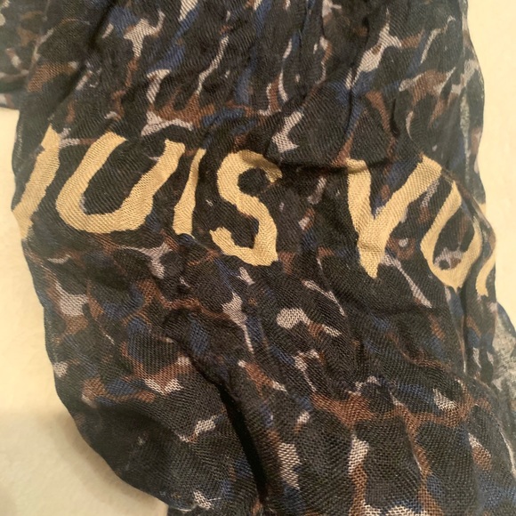 Louis Vuitton Unique Scarf - Picture 7 of 10